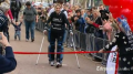 Paralyžiuota moteris su Bionic apsiausto pagalba baigia maratoną 